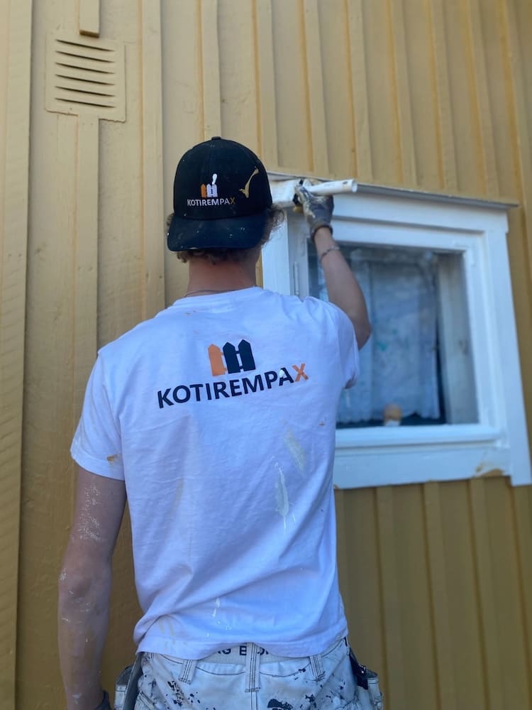 Maalari maalaamassa taloa - Kotirempax Jeremias Pelkonen