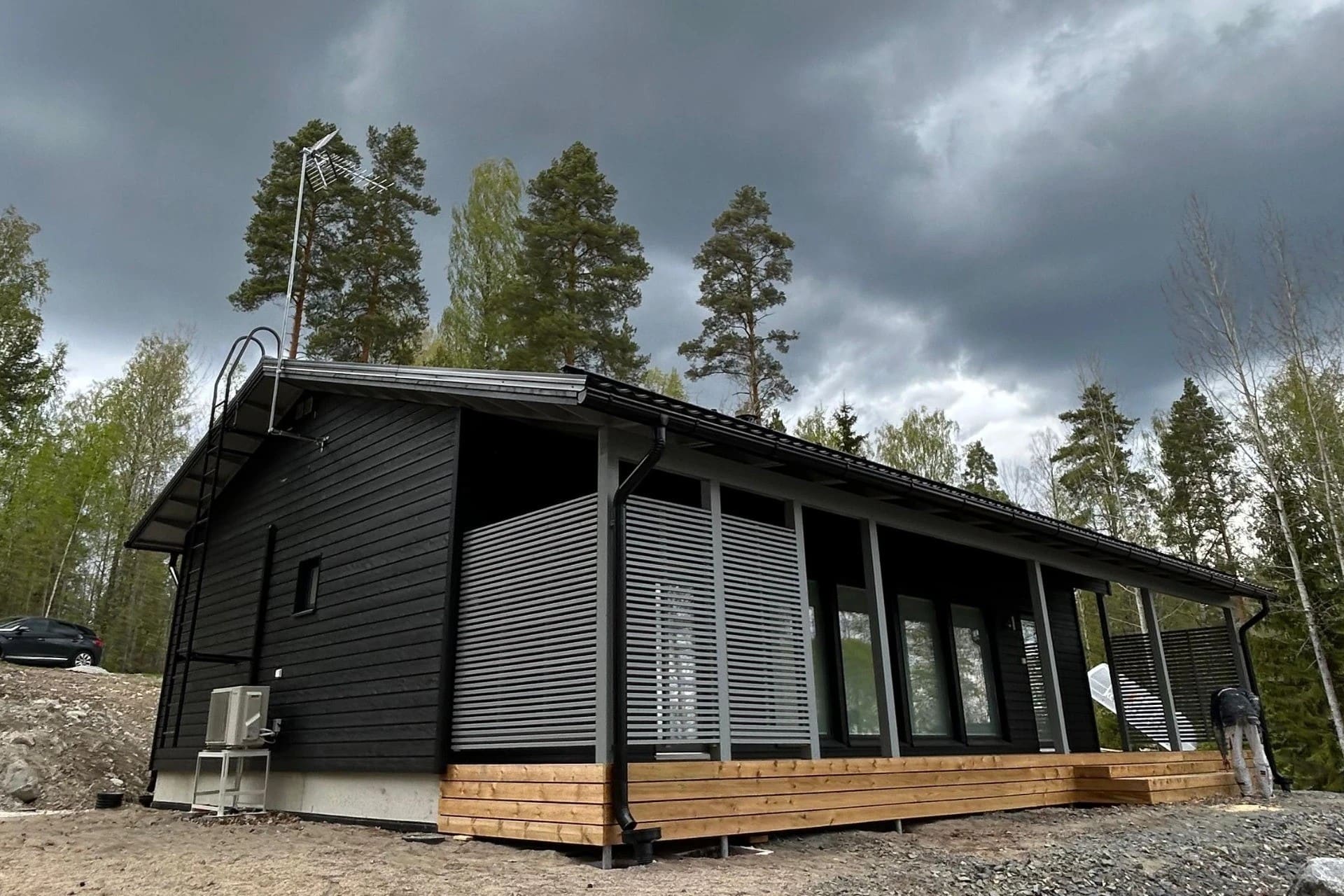 Mustaksi maalattu talo Jyväskylässä - Talon maalaus hinta